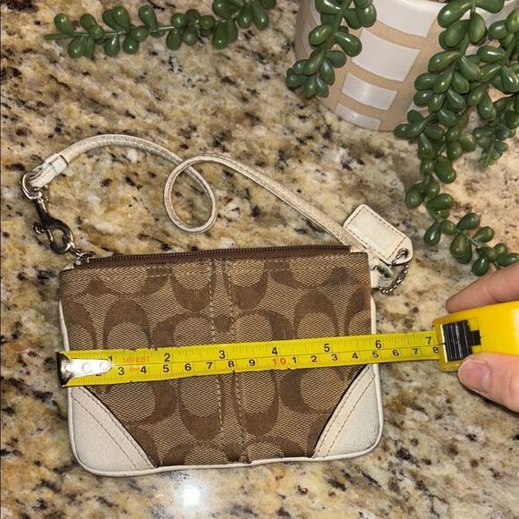 Vintage Signature C Coach Chic Brown and Cream Leather Patterned Wristlet - Picture 13 of 14
